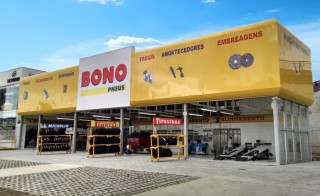 Fachada da Bono Pneus no Uberaba em Curitiba junto ao Viaduto Estaiado na Avenida das Torres